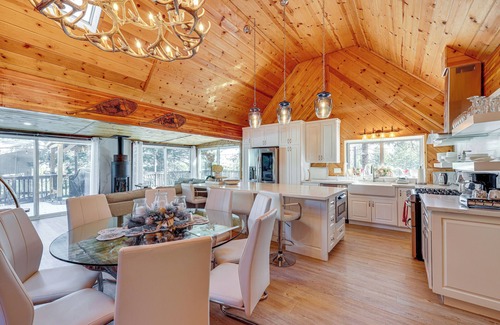 Wrightwood Cabina | Wraparound Deck & Grill: Wrightwood Cabin Near PCT