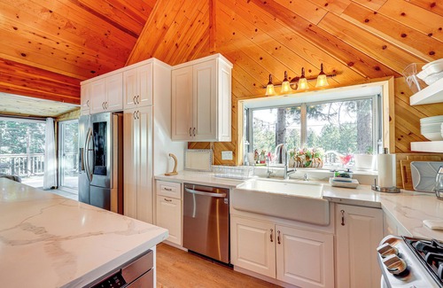 Wrightwood Cabina | Wraparound Deck & Grill: Wrightwood Cabin Near PCT