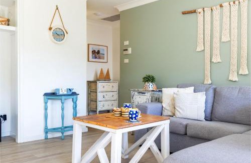 Shoal Bay Casa | Wreck Beach Cottage 1 Flannel Flower Fairway close to the beach