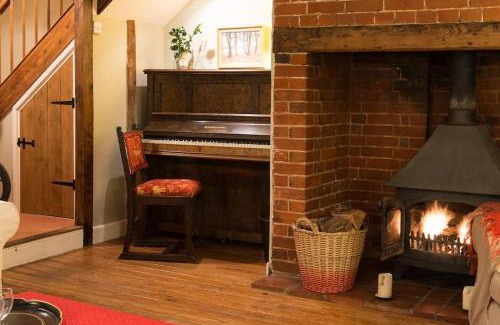 Wickham Market Casa | Wren Cottage, a very cosy historic Coastal Cottage in a pretty little village