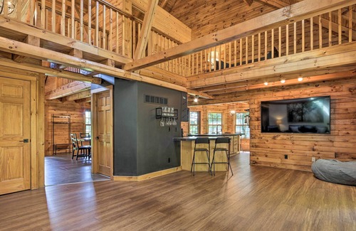 Amanda Cabina | 'Wren's Nest Cabin' on 15 Acres w/ Hot Tub!