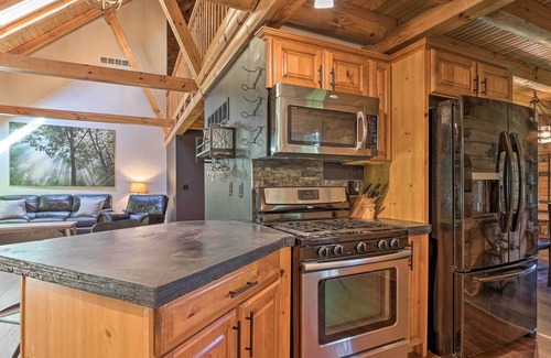 Amanda Cabina | 'Wren's Nest Cabin' on 15 Acres w/ Hot Tub!