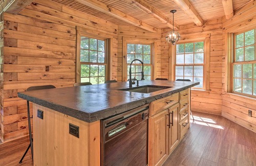 Amanda Cabina | 'Wren's Nest Cabin' on 15 Acres w/ Hot Tub!