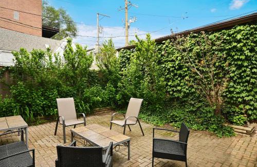 Lakeview Casa | Wrigley 4BR Home, Sleeps 10