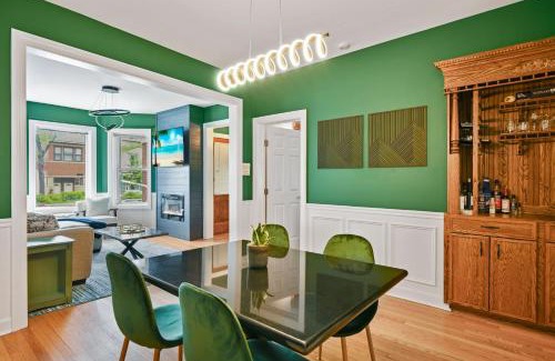 Lakeview Casa | Wrigley 4BR Home, Sleeps 10