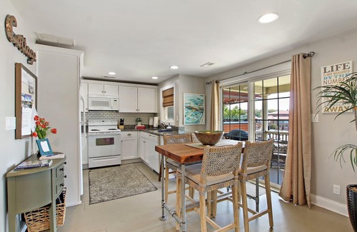 Lake Geneva Casa | Wrigley Beach House |Great Views of Lake |2nd Floor |Balcony |Steps to Beach & Shopping |Parking