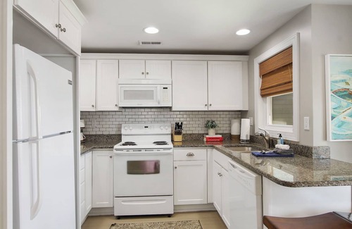 Lake Geneva Casa | Wrigley Beach House |Great Views of Lake |2nd Floor |Balcony |Steps to Beach & Shopping |Parking