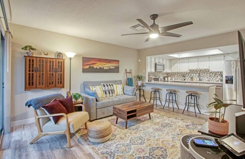 Dobson Ranch Apartamento | WRIGLEY'S HOME PLATE IN MESA, Poolside, Trendy Condo, King Bed