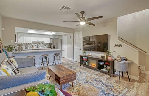 Dobson Ranch Apartamento | WRIGLEY'S HOME PLATE IN MESA, Poolside, Trendy Condo, King Bed