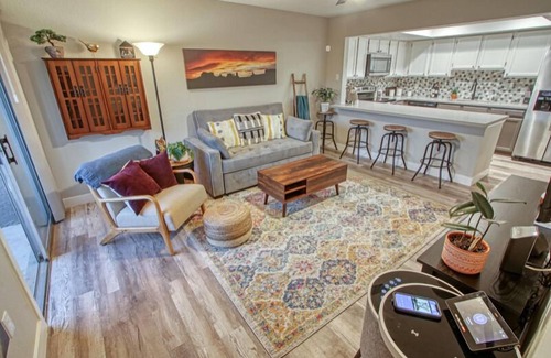 Dobson Ranch Apartamento | WRIGLEY'S HOME PLATE IN MESA, Poolside, Trendy Condo, King Bed