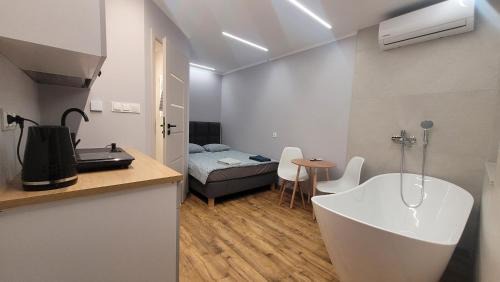 Checiny Apartamento | Wrzosowe Wzgórze - Małe Studio z Wanną w Pokoju