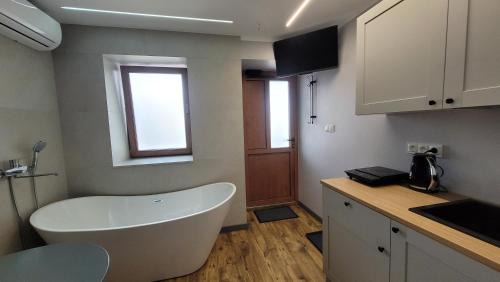 Checiny Apartamento | Wrzosowe Wzgórze - Małe Studio z Wanną w Pokoju