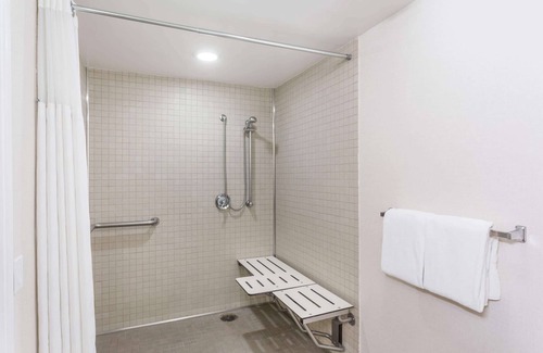 Raisin Hotel | Wyndham Garden Fresno Yosemite Airport