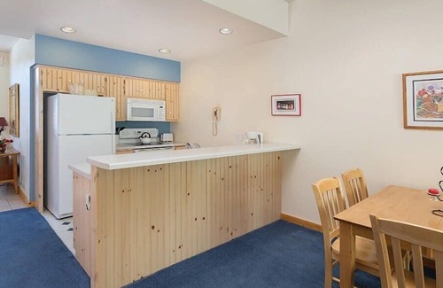 Fish Creek Condominio | Wyndham Little Sweden | 1BR/1BA King Balcony Suite