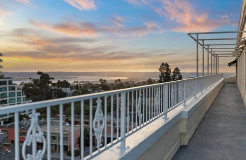 Park West Apartamento | Wyndham Victorian style 2 bedroom condo in San Diego near Hillcrest & Downtown