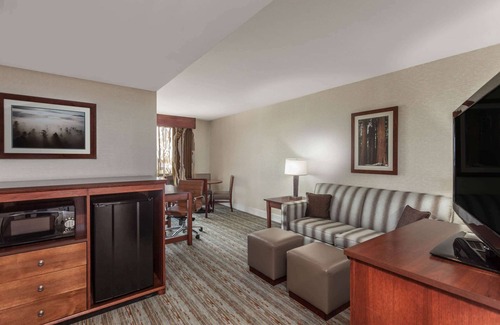 Visalia Hotel | Wyndham Visalia