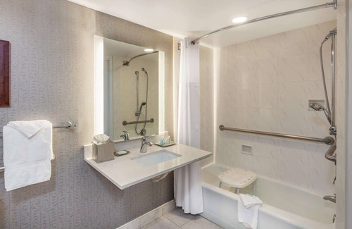 Visalia Hotel | Wyndham Visalia