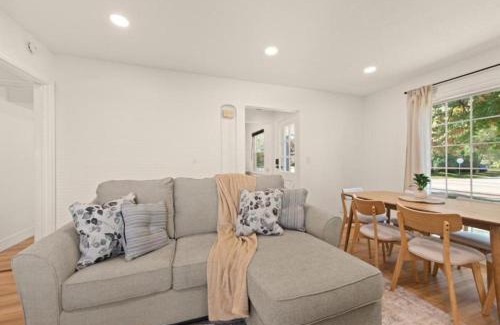Euclid Casa | X 3BR Home Bright and Open In Euclid Near Cleveland