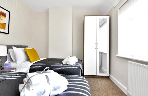 Sheldon Casa | Xclusive Living Stay near Airport & NEC, The Whitecroft