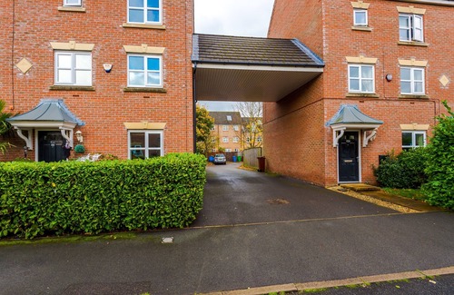 Wythenshawe Casa | XL 3 Bed house | Free Parking | Sleeps 8
