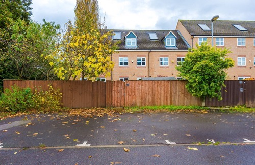 Wythenshawe Casa | XL 3 Bed house | Free Parking | Sleeps 8