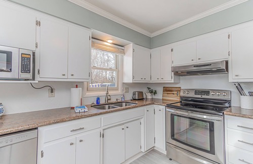Fargo Casa | Near Fargo Dome I King I Workspace I Pack’n play