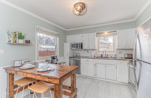 Fargo Casa | Near Fargo Dome I King I Workspace I Pack’n play