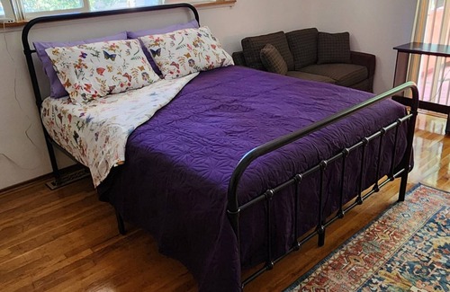 Kent Cama Y Desayuno | XL Tukwila Bedroom+Queen Bed+ 50"TV+Kitchenette+Coffee Bar "Private XL Bathroom"