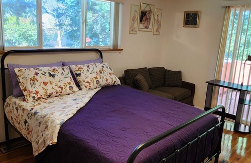 Kent Cama Y Desayuno | XL Tukwila Bedroom+Queen Bed+ 50"TV+Kitchenette+Coffee Bar "Private XL Bathroom"