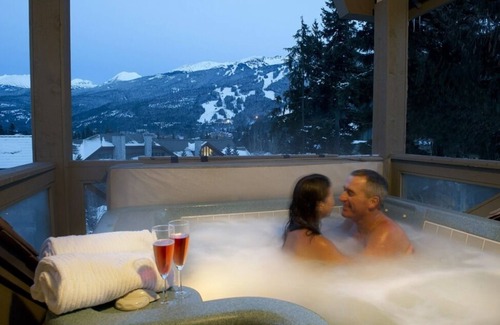 Blueberry Hill Cabina | Whistler Elegance - Designer's Luxury 4 Br Home - bañera de hidromasaje con vistas espectaculares