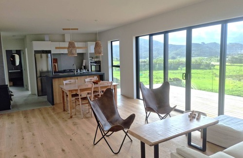 Tryphena Casa | XSPOT Medlands - new 2 bed 2 bath pad - ocean views - 5 min. stroll to the beach