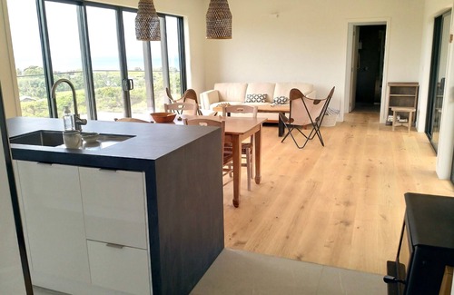 Tryphena Casa | XSPOT Medlands - new 2 bed 2 bath pad - ocean views - 5 min. stroll to the beach