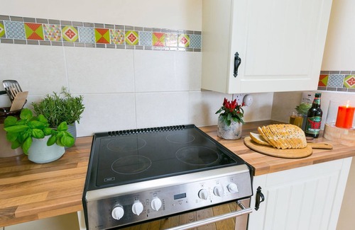 Cylch-Y-Garn Cabaña | Y Beudy - a sea view that sleeps 2 guests in 1 bedroom