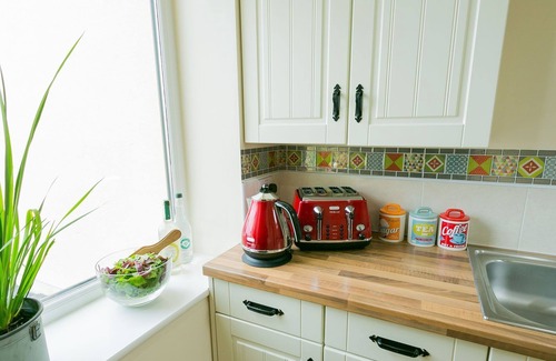 Cylch-Y-Garn Cabaña | Y Beudy - a sea view that sleeps 2 guests in 1 bedroom