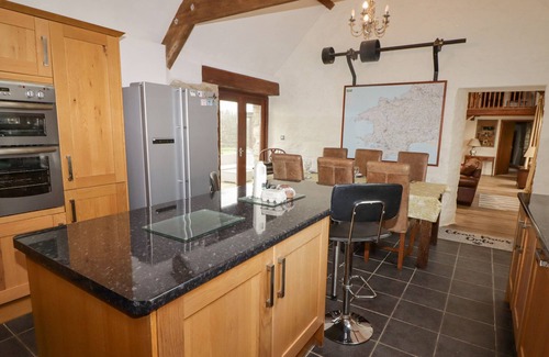Haverfordwest Cabaña | Y BEUDY GARNDEIFOG, pet friendly, with hot tub in Letterston