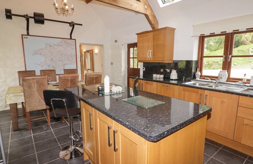 Haverfordwest Cabaña | Y BEUDY GARNDEIFOG, pet friendly, with hot tub in Letterston