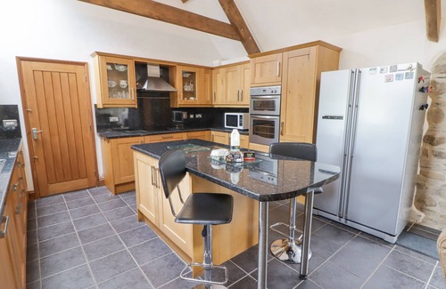 Haverfordwest Cabaña | Y BEUDY GARNDEIFOG, pet friendly, with hot tub in Letterston