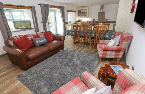 Crosswell Cabaña | Y BEUDY, romantic, with hot tub in Newport, Pembrokeshire