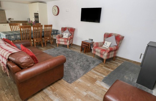 Crosswell Cabaña | Y BEUDY, romantic, with hot tub in Newport, Pembrokeshire