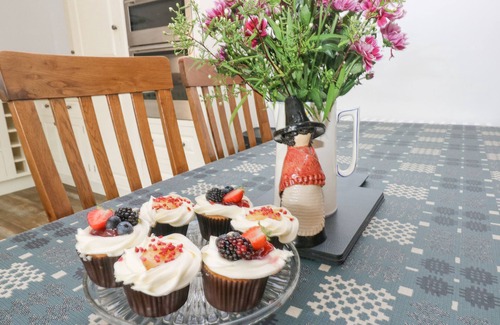 Crosswell Cabaña | Y BEUDY, romantic, with hot tub in Newport, Pembrokeshire