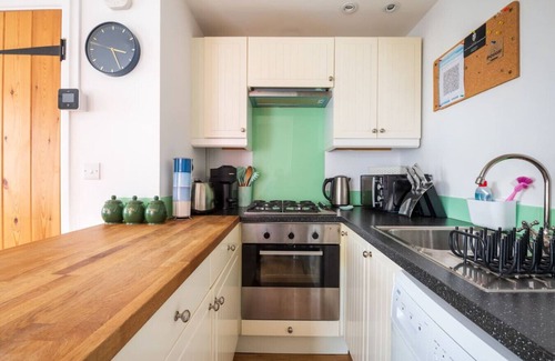Solva Apartamento | Y Bothy · Riverside Bothy In Heart of Scenic Harbour Village