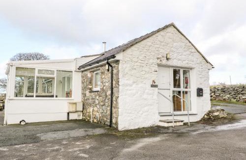 Bont Newydd Casa | Y Buarth