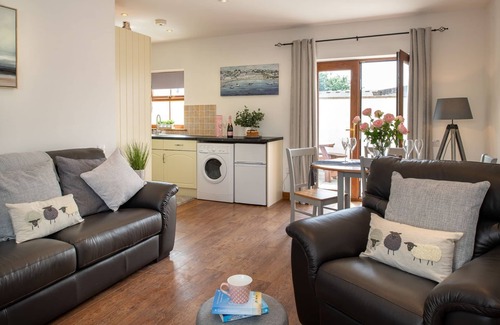 Llanfaelog Casa | Y Bwthyn: 2 bedroom pet-friendly cottage in Glan Gors, Anglesey