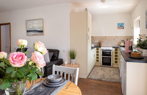 Llanfaelog Casa | Y Bwthyn: 2 bedroom pet-friendly cottage in Glan Gors, Anglesey