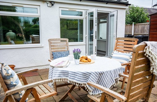 Llanfaelog Cabaña | Y Bwthyn - sleeps 4 guests in 2 bedrooms