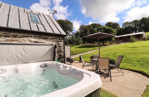 Felindre Farchog Casa | Y Felin at Coed Cadw