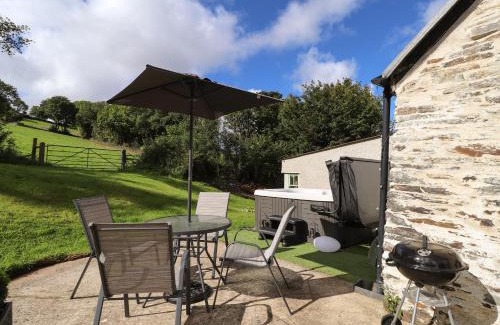 Felindre Farchog Casa | Y Felin at Coed Cadw
