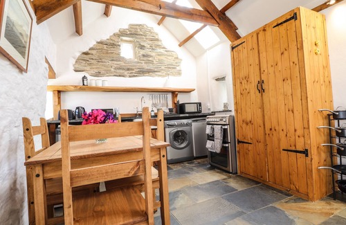 Felindre Farchog Cabaña | Y FELIN AT COED CADW, pet friendly in Newport, Pembrokeshire