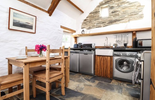 Felindre Farchog Cabaña | Y FELIN AT COED CADW, pet friendly in Newport, Pembrokeshire