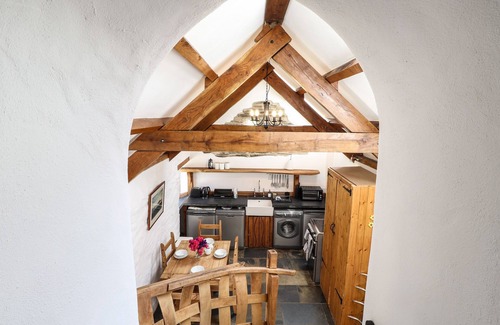 Felindre Farchog Cabaña | Y FELIN AT COED CADW, pet friendly in Newport, Pembrokeshire